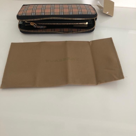 Authentic Burberry check continental wallet - Picture 4 of 4